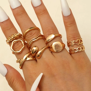 Detail von 9-teiligem Gold-Ring-Set mit Lavatropfen, Herz und Sternenmustern