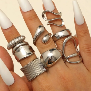 Detail eines silbernen Lava-Tropfen-Ring-Sets im Lagen-Look mit minimalistischen Ringen