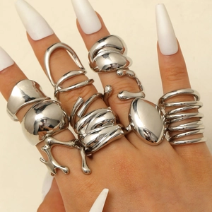 Makroaufnahme von silbernen Metallringen mit minimalistischen Lavaformen und Polierung