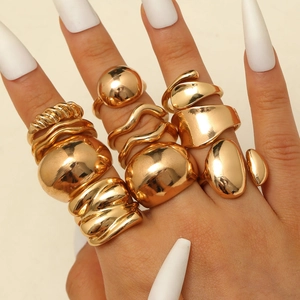 Nahaufnahme von goldenen Lava-Ringen im Set mit geometrischen Formen und Politur