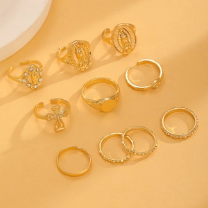 Detailansicht eines 10-teiligen goldenen Vintage-Ring-Sets mit religiösen Motiven