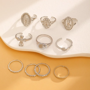 Detailansicht des 10-teiligen silbernen Ringsets mit Jungfrau Maria und Kreuzmotiven mit Strass