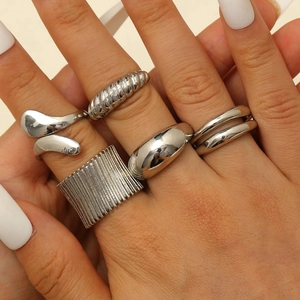 Fünfteiliges silbernes geometrisches Ring-Set mit Lavalinien und Tropfenformen
