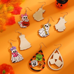 Dettaglio degli orecchini a fantasma di Halloween con motivi zucca e libro in legno