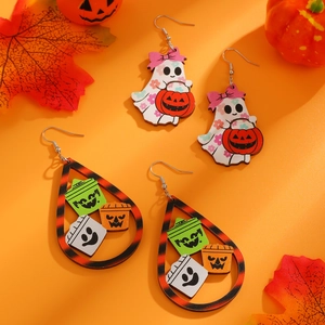 Set di orecchini di legno per Halloween con motivi di fantasmi e zucche su sfondo arancione