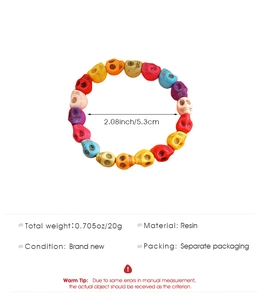 Détail d'un bracelet en perles de crâne en résine colorée avec diamètre interne de 5,3 cm