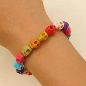 Gros plan d'un bracelet de perles crânes colorées avec des textures vintage et des pierres