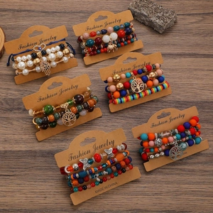 Detail van Boheemse meerlaagse kralenarmbandenset met natuurlijke bedeltjes