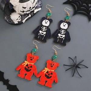 Λεπτομέρεια από σκουλαρίκια αρκουδάκι Halloween με σχέδιο σκελετού και κολοκύθας