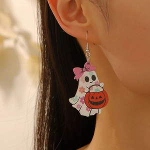 Dettagli di orecchini a fantasma di Halloween con motivi floreali e zucca lanterna