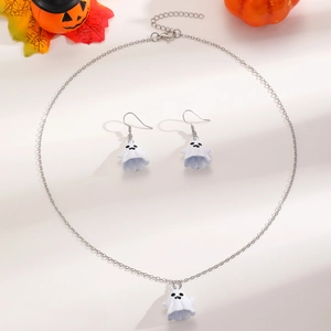 Détail du collier et des boucles d'oreilles fantômes d'Halloween sur fond d'automne