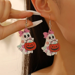 Dettaglio di orecchini a forma di fantasma con zucca e fiori per gioielli di Halloween
