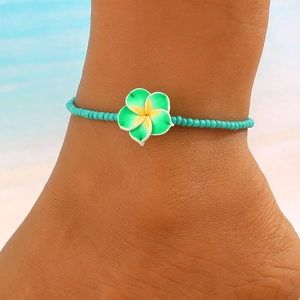 Tobillera bohemia de cuentas turquesas con flor de plumeria blanca para la playa