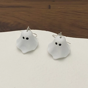 Détails de boucles d'oreilles fantômes blancs avec yeux noirs et crochets en argent
