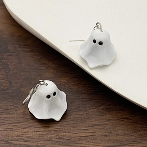 Vue détaillée de boucles d'oreilles fantôme blanc mat avec crochets en argent