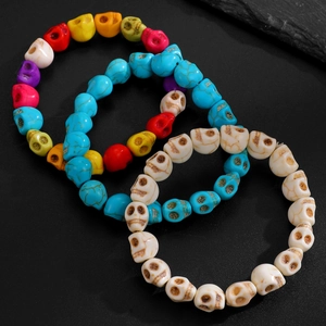 Trois bracelets de perles de crâne en blanc antique, multicolore et turquoise sur pierre