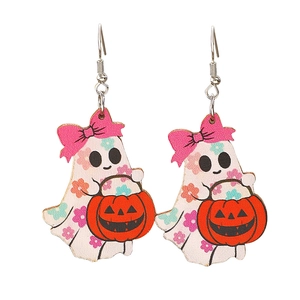 Dettaglio degli orecchini di Halloween in legno con un fantasma carino e un cestino zucca