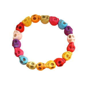 Bracelet de perles tête de mort colorées en résine avec détails scintillants dorés