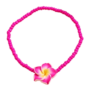 Tobillera bohemia de cuentas rosas con dije de flor de frangipani para el verano en la playa