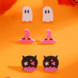 Λεπτομερής όψη των ακρυλικών σκουλαρικιών Halloween με σχέδια φαντασμάτων και καπέλων