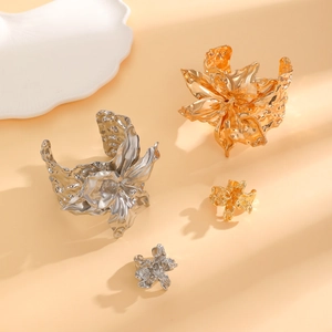 Set di gioielli con fiori 3D con bracciali rigidi e anelli in oro e argento