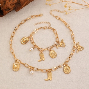 Vintage Western Schmuckset mit Hut und Stiefel Anhängern an dicken goldenen Ketten