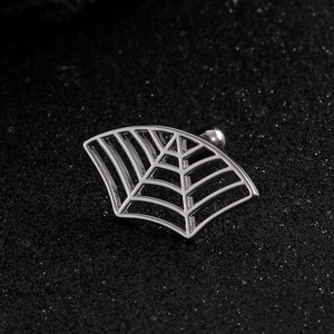 Dettaglio macro di orecchino gotico a ragnatela in argento con design geometrico vuoto
