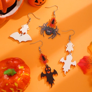 Λεπτομέρεια από σκουλαρίκια Halloween με φάντασμα, νυχτερίδα και αράχνη σε πορτοκαλί
