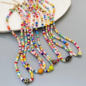Colliers bohèmes en perles colorées avec divers pendentifs de ballons de sport et fermoir doré