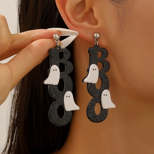 Κοντινό πλάνο με σκουλαρίκια Halloween BOO με φαντάσματα σε αυτί μοντέλου