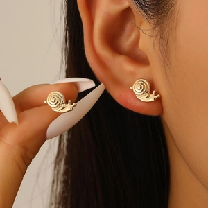 Eleganti orecchini a lobo a forma di lumaca dorata con design a spirale da donna