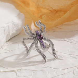 Bague araignée gothique en argent avec pierres violettes et pattes texturées
