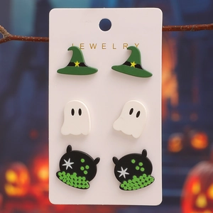 Tre paia di orecchini di Halloween in acrilico con cappelli da strega e fantasmi su carta