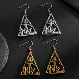 Pendientes triangulares góticos con esqueleto de rana en acabados plateado y dorado