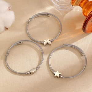 Brazaletes de acero inoxidable con dijes de mariposa, estrella y corazón elegante
