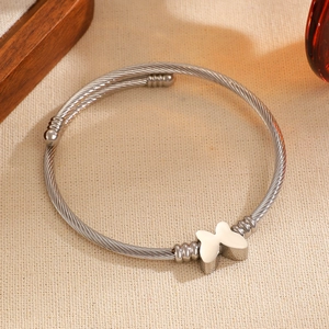 Vista detallada de una pulsera de cable de acero inoxidable trenzado con mariposa