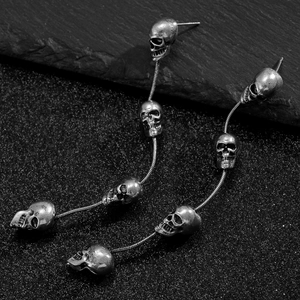 Gothic schedel oorbellen met lange slangenketting en vintage skelet details