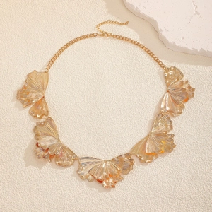 Goldenes Set aus Halskette mit strukturierten Ginkgoblatt-Anhängern in Fächerform