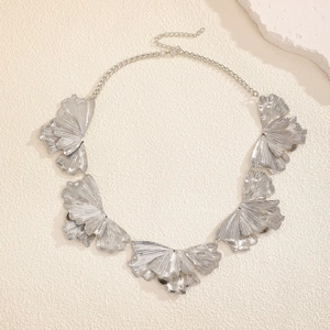 Silberne Halskette mit fünf Ginkgoblatt-Anhängern und verstellbarer Gliederkette