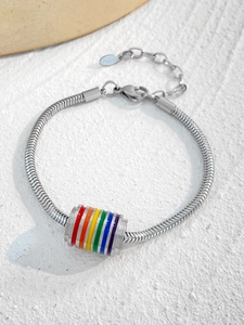 Detalle de pulsera de cadena de serpiente plateada con cuenta de esmalte arcoíris y cierre