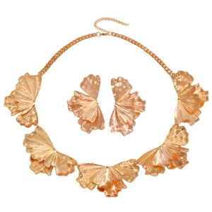 Set di gioielli con collana e orecchini a foglia di ginkgo dorata con trama a petali