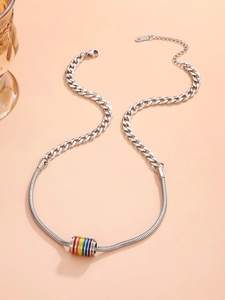 Detalle de un collar retro de acero inoxidable con cuentas de esmalte arcoíris y cadena mixta