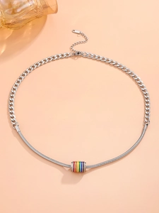 Detalle de collar en acero inoxidable con cadena cubana, serpiente y deslizador arcoíris