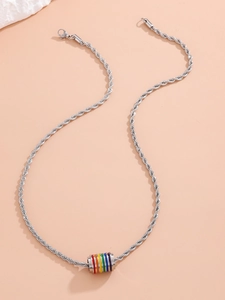 Detalle de collar de cadena de cuerda plateada con colgante cilíndrico de esmalte arcoíris