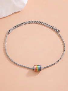 Detalle de una pulsera de cadena de cuerda plateada con una cuenta de esmalte de arco iris