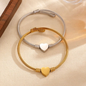 Brazaletes vintage de acero de titanio con dijes de corazón, set en oro y plata abierto