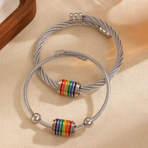 Pulseras abiertas de acero de titanio con diseño de arcoíris LGBTQ y cable torcido