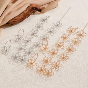 Elegantes Schmuckset mit hohlgearbeiteten Blumenketten und Creolen in Gold und Silber