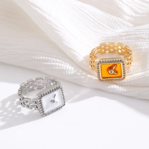Dettaglio degli anelli stile orologio con cristalli e maglia a catena in oro e argento