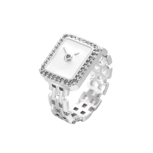 Dettaglio anello quadrato stile orologio con pietre bianche e fascia a maglie d'argento
